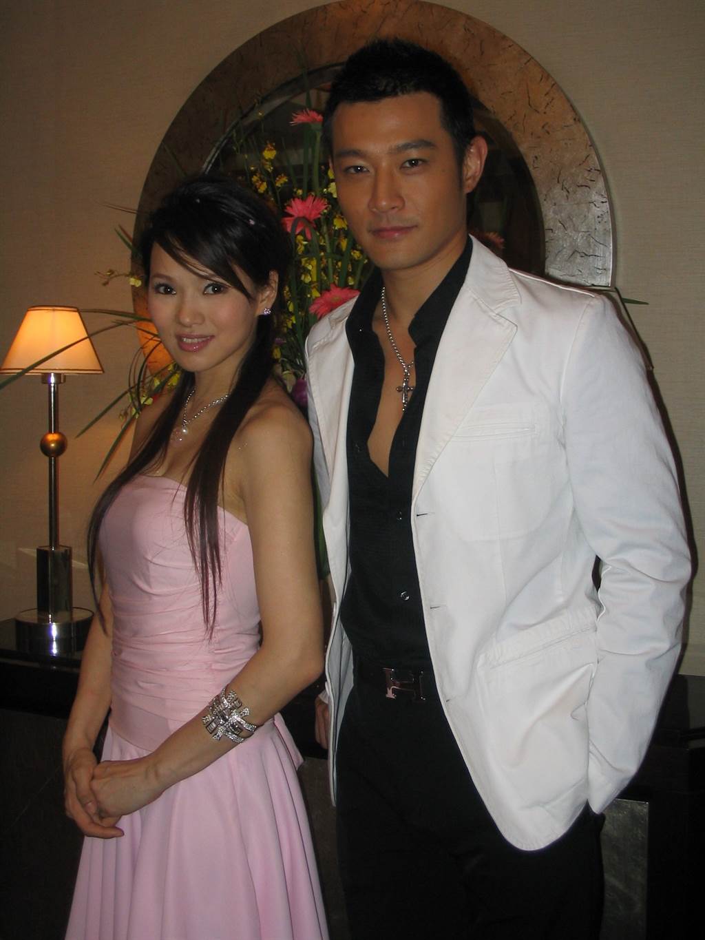 2008年爆出牵手不伦恋,伊能静和黄维德的演艺事业都受创.