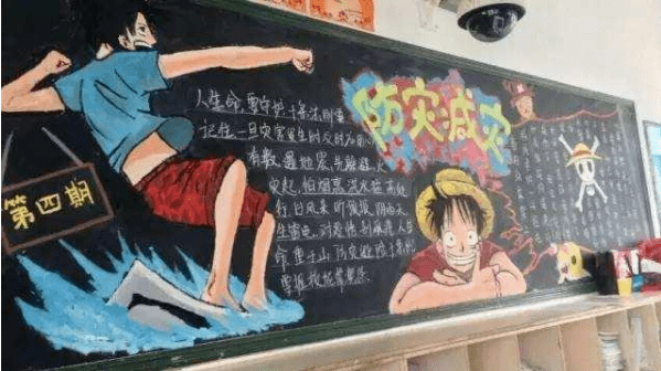 初中生随手画出"超美黑板报",网友看后直鼓掌:有被惊艳到