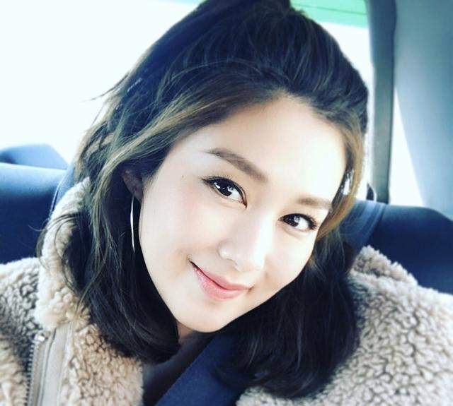 前tvb花旦岑丽香再被质疑整容,眼距越来越近,婴儿肥消失不见