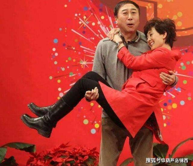 冯巩妻子,长相很温婉气质脱俗,曾专车接送冯巩_艾慧