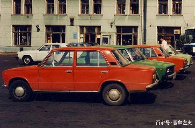 1985年的苏联,在街头停泊着的伏尔加汽车.