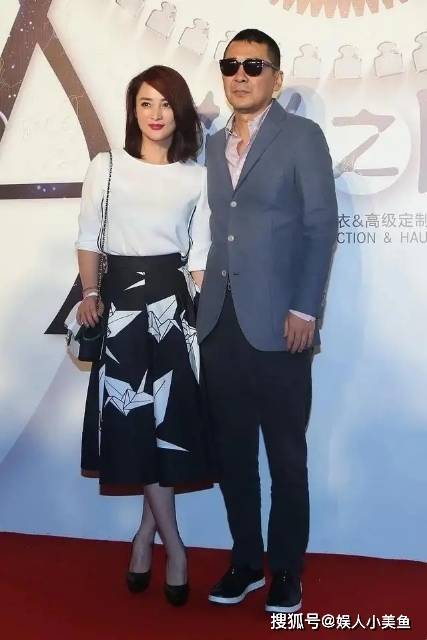 原创陈建斌一家四口走机场,带小儿子像爷孙辈,大儿子瘦了散发阳刚气
