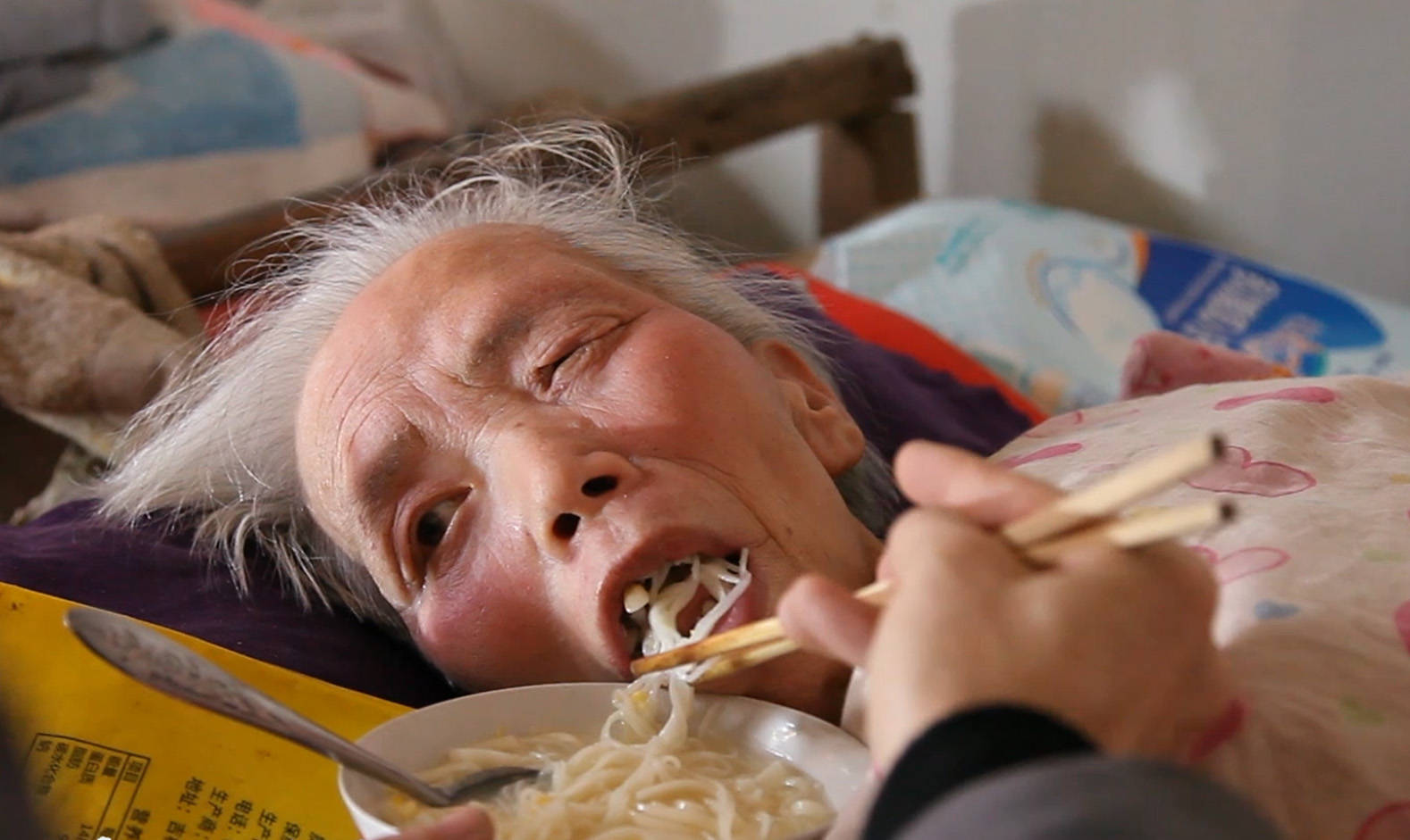孙俊彪在照顾妈妈