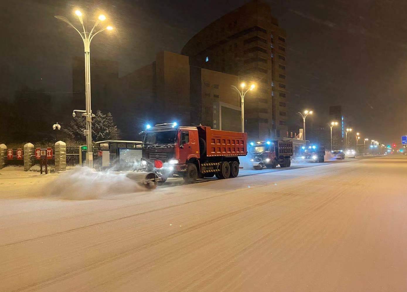 清雪防疫两不误,哈尔滨南岗区连夜清雪保畅通