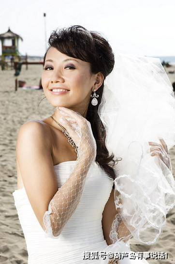 石琼璘,央视"身材最好"的美女主持人,年逾40至今未婚