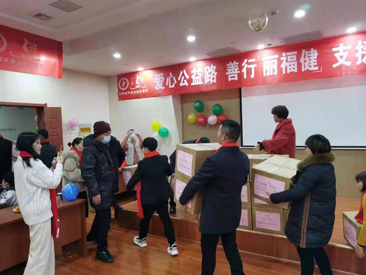 新闻现场丽福健湖北孝感团队64万只爱心口罩情暖龙江大地