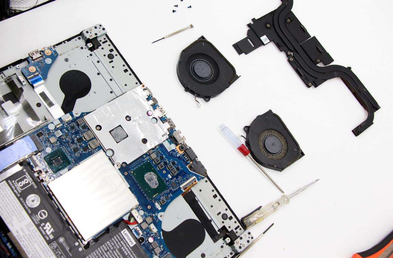 既然都打开了电脑,就顺便把风扇也清理了一下,这个就要麻烦点,要把