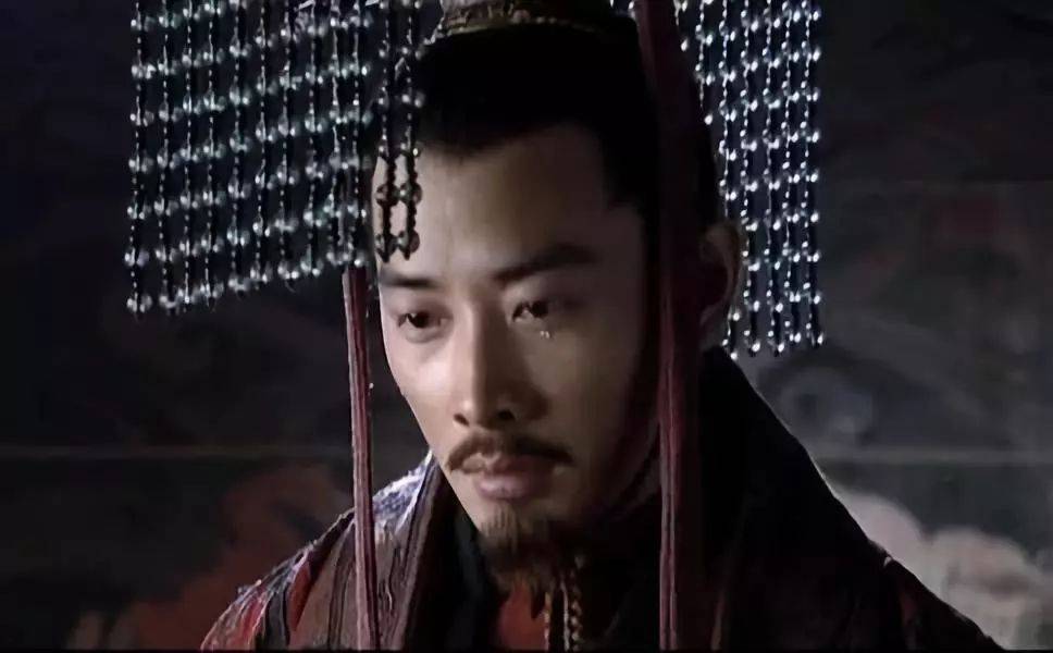 与过去相比,刘协还是那个刘协,还是那个任人宰割的傀儡,叫他干什么,他