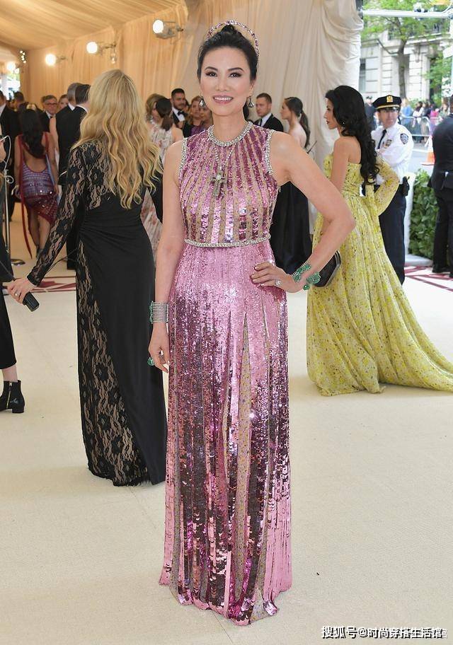 51岁邓文迪形象重回巅峰,穿粉色亮片裙,衣品大胆不轻易服老