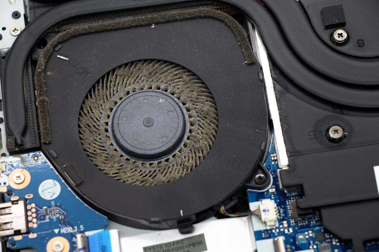 既然都打开了电脑,就顺便把风扇也清理了一下,这个就要麻烦点,要把