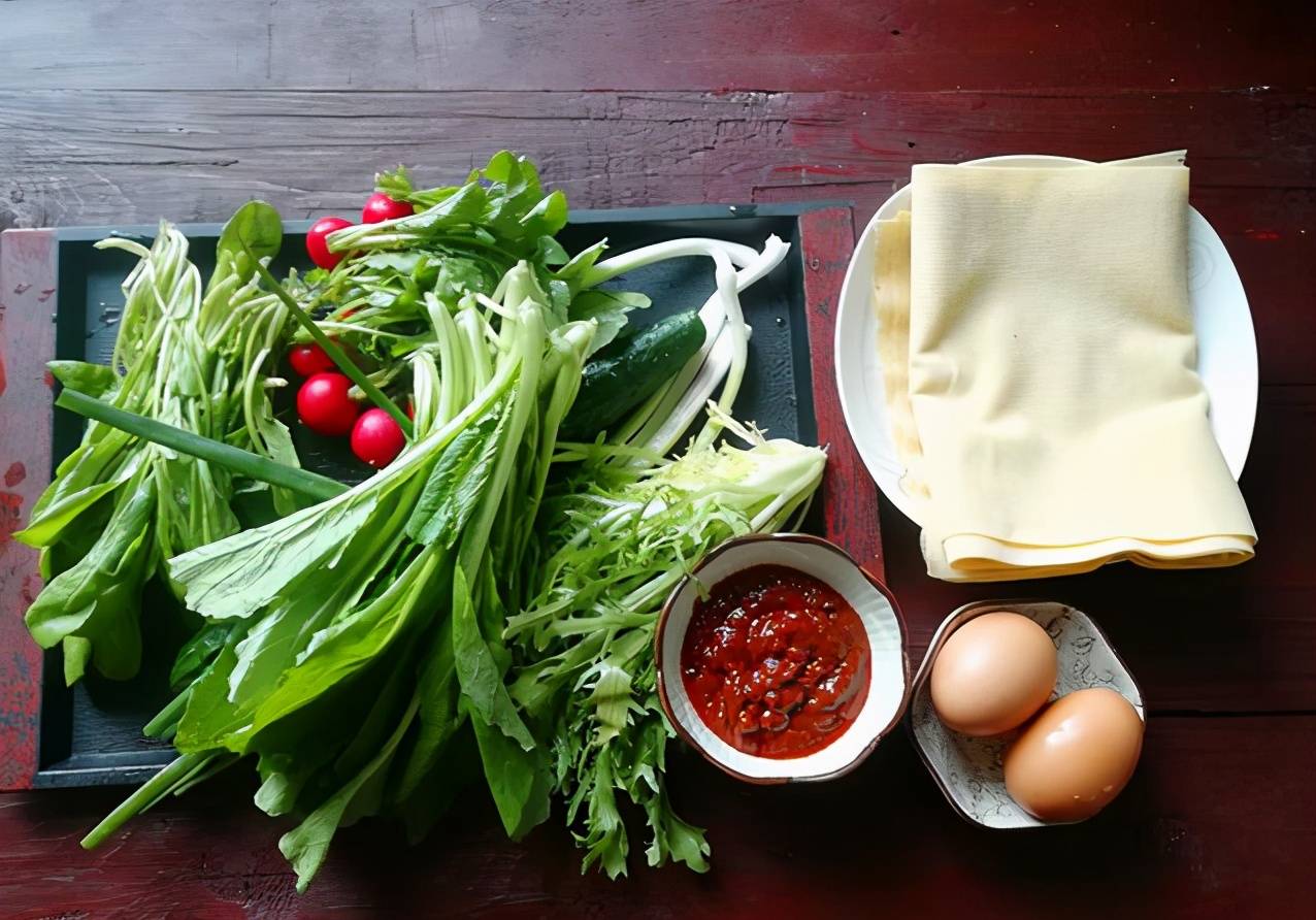 【东北蘸酱菜】材料:干豆腐,小白菜,臭菜,水萝卜,黄瓜,发芽葱,苦菊
