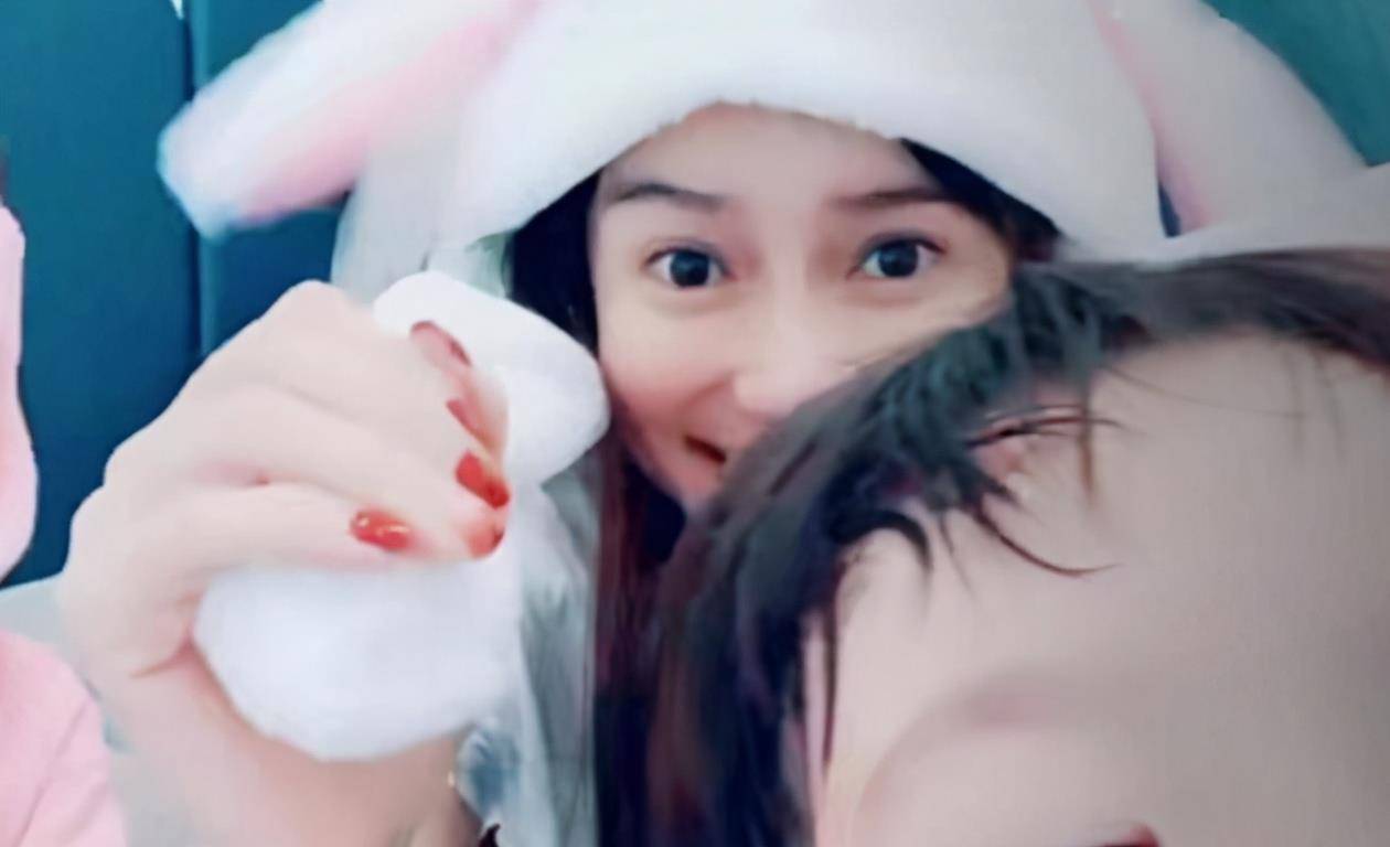 杨颖儿子小海绵正面照曝光看到照片后网友怪不得不敢公开