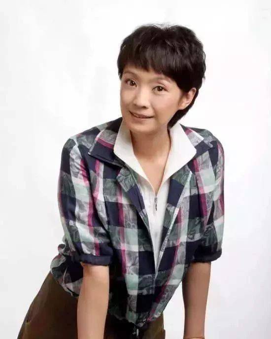 50岁富姐王海燕,与张嘉译结婚12年恩爱如初恋,9岁女儿