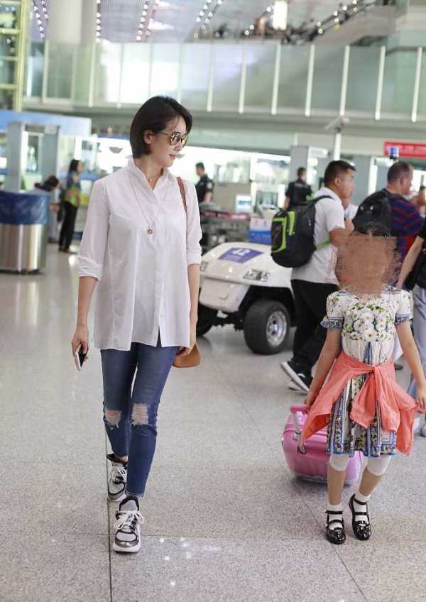 左小青独自携女儿走机场穿白衬衫配牛仔裤好减龄看不出43岁