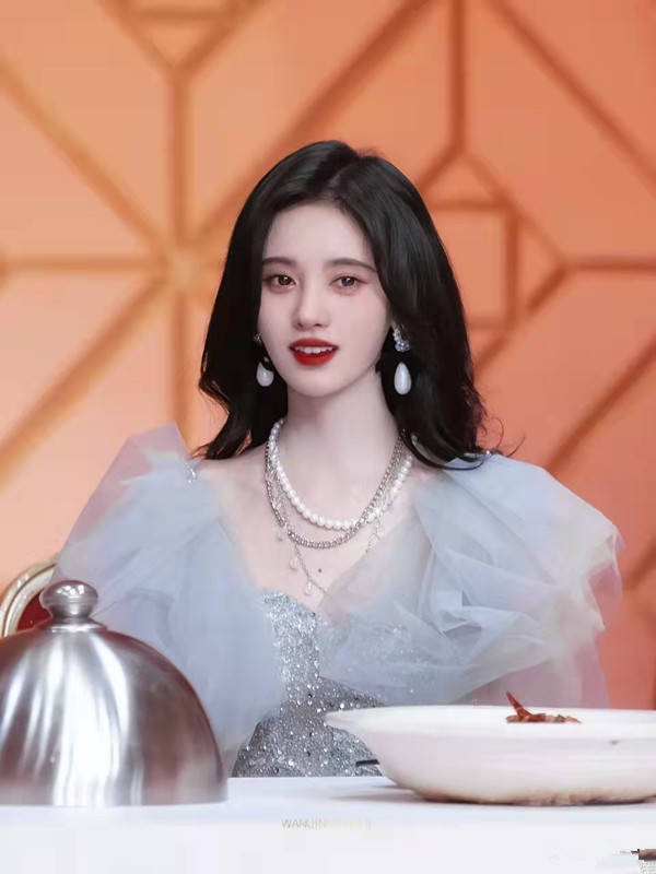 四千年美女鞠婧纬穿薄纱裙亮相自带仙女感项链好夸张