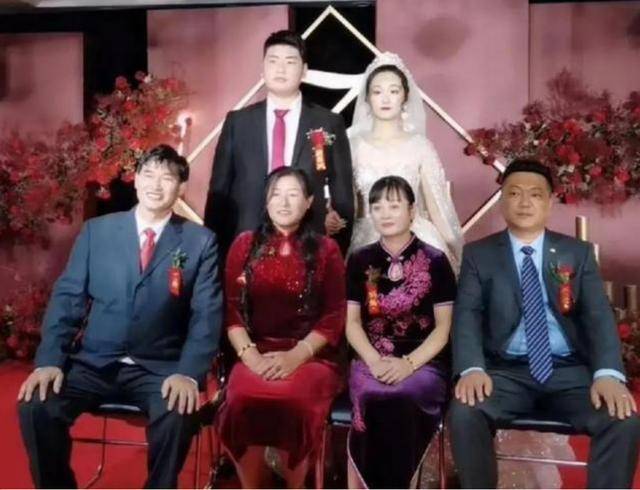 歌手袁庆参加大衣哥儿子婚礼,现场献唱,遭网友吐槽:她