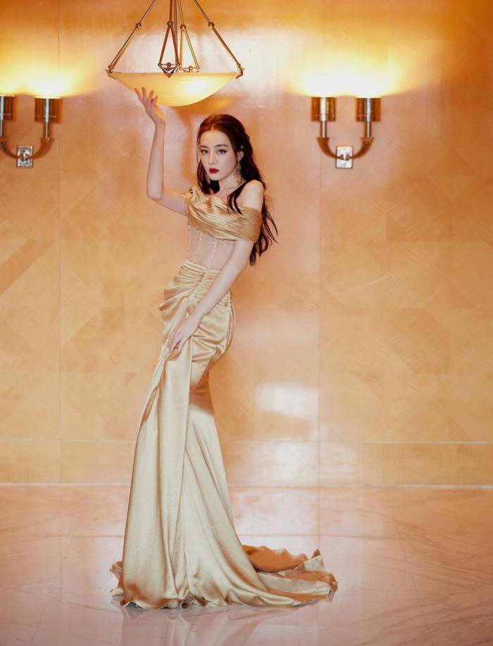 而且迪丽热巴的身材真的非常好,前凸后翘的,非常的有女人味.