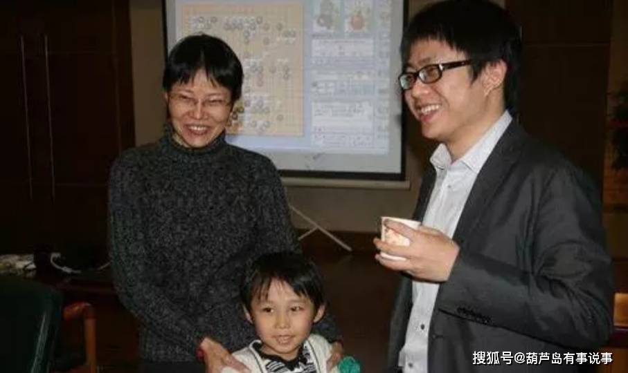 2003年6月,孔令文与日本大棋士小林觉九段的女儿小林清芽成婚.