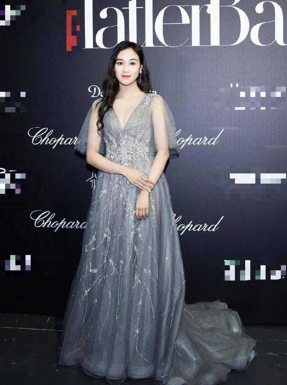 而何超欣的穿搭也是不容小觑,一条深v的薄纱礼服裙复古时髦,显得她的