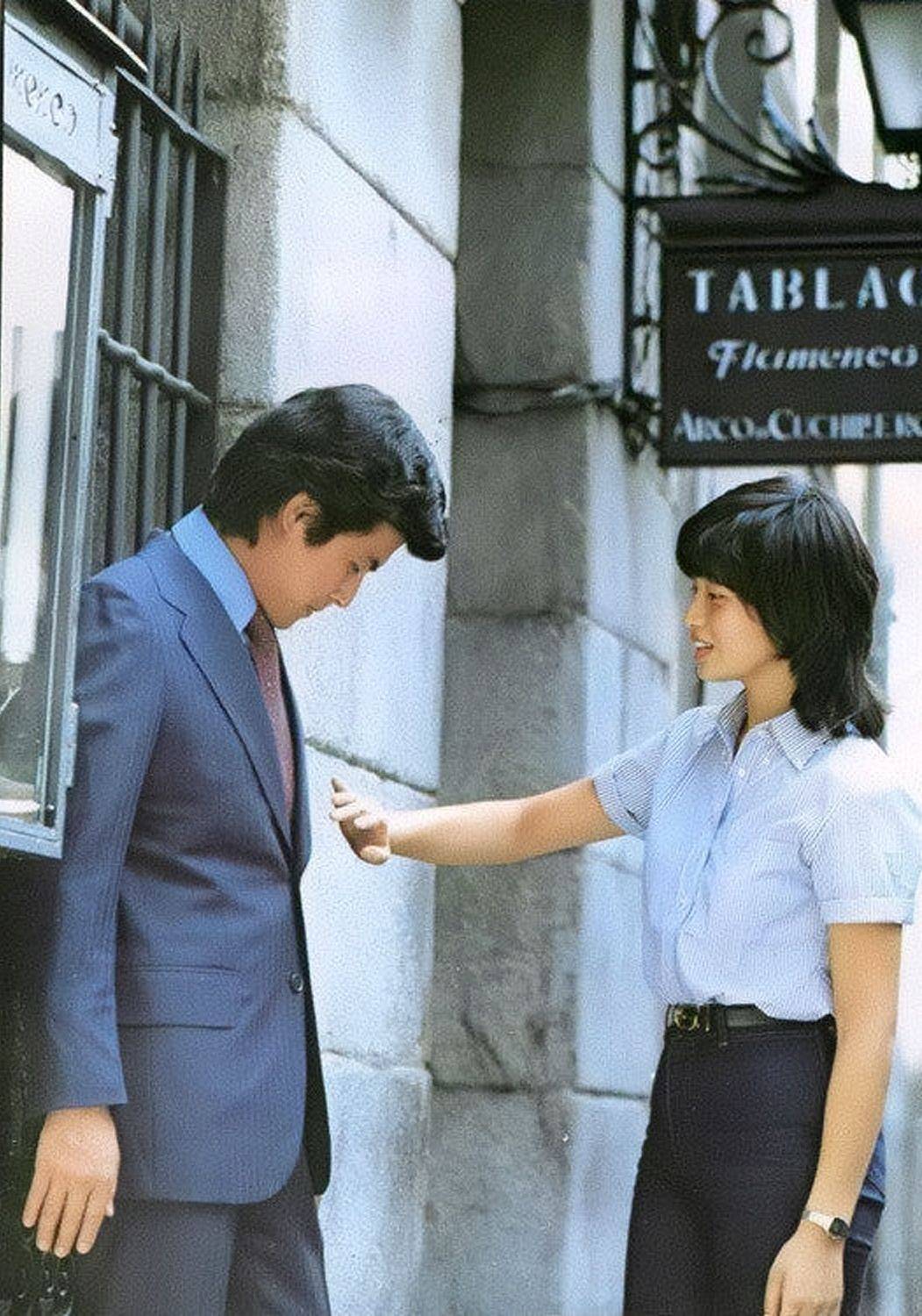 而优雅老去才是最大的福分,他的脸上总是挂着迷人的微笑,身边还有一直