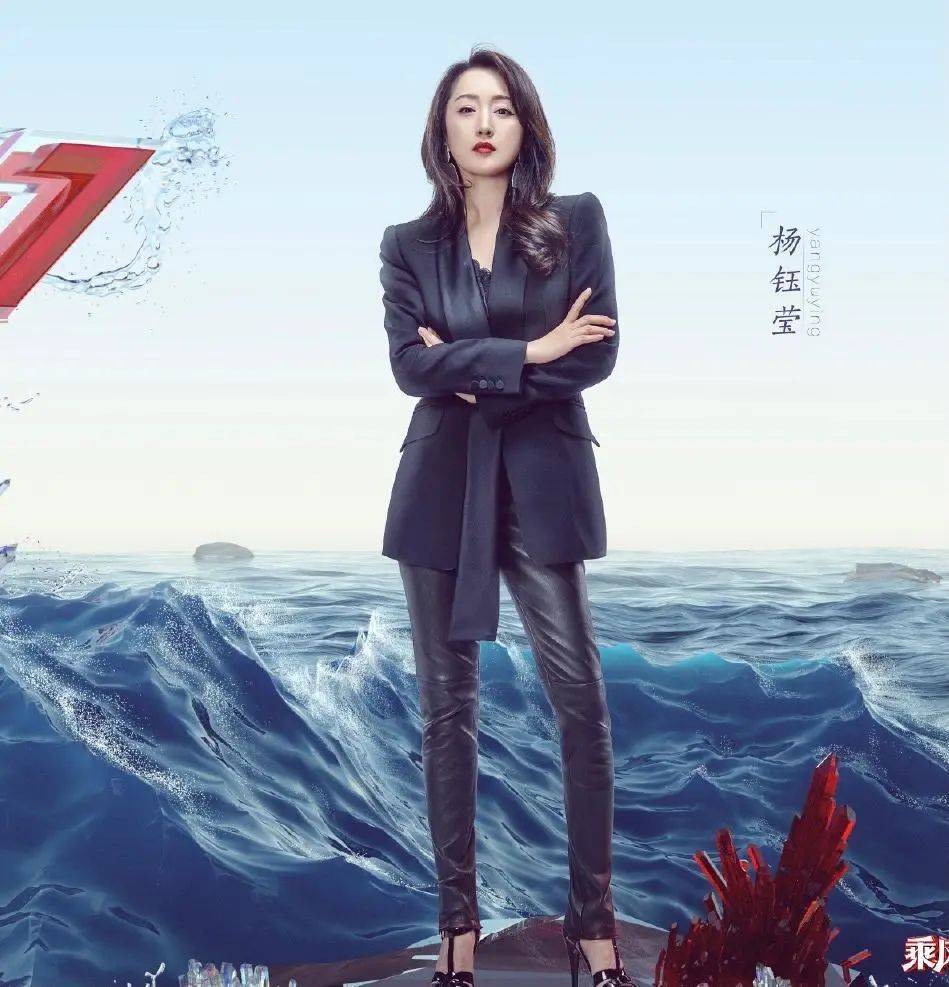 深v加双侧腰部挖空的礼服裙,还直接开叉到大腿,性感风味不用问了,外搭