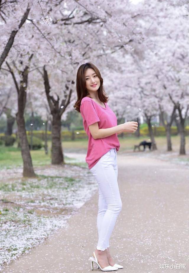 粉色短袖配修身裤,调皮可爱的知性美女,各方面都漂亮