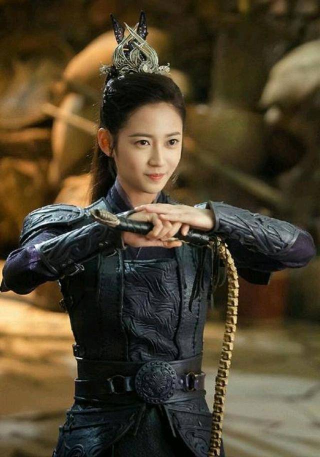 简单搭配看上去特别洋气,有点青春满满美少女的感觉!