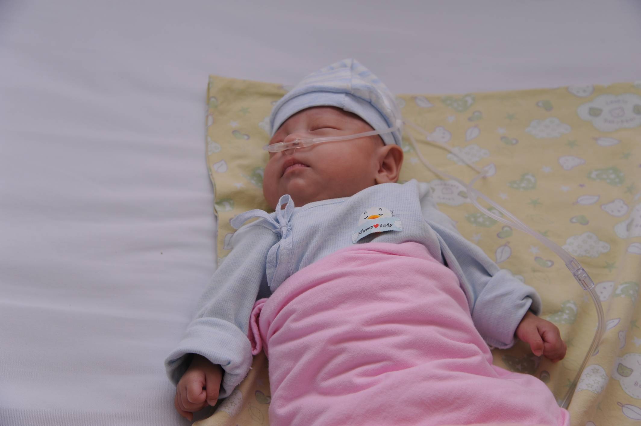 24周早产宝宝出院:出生时仅700克,连闯五道"生死关"