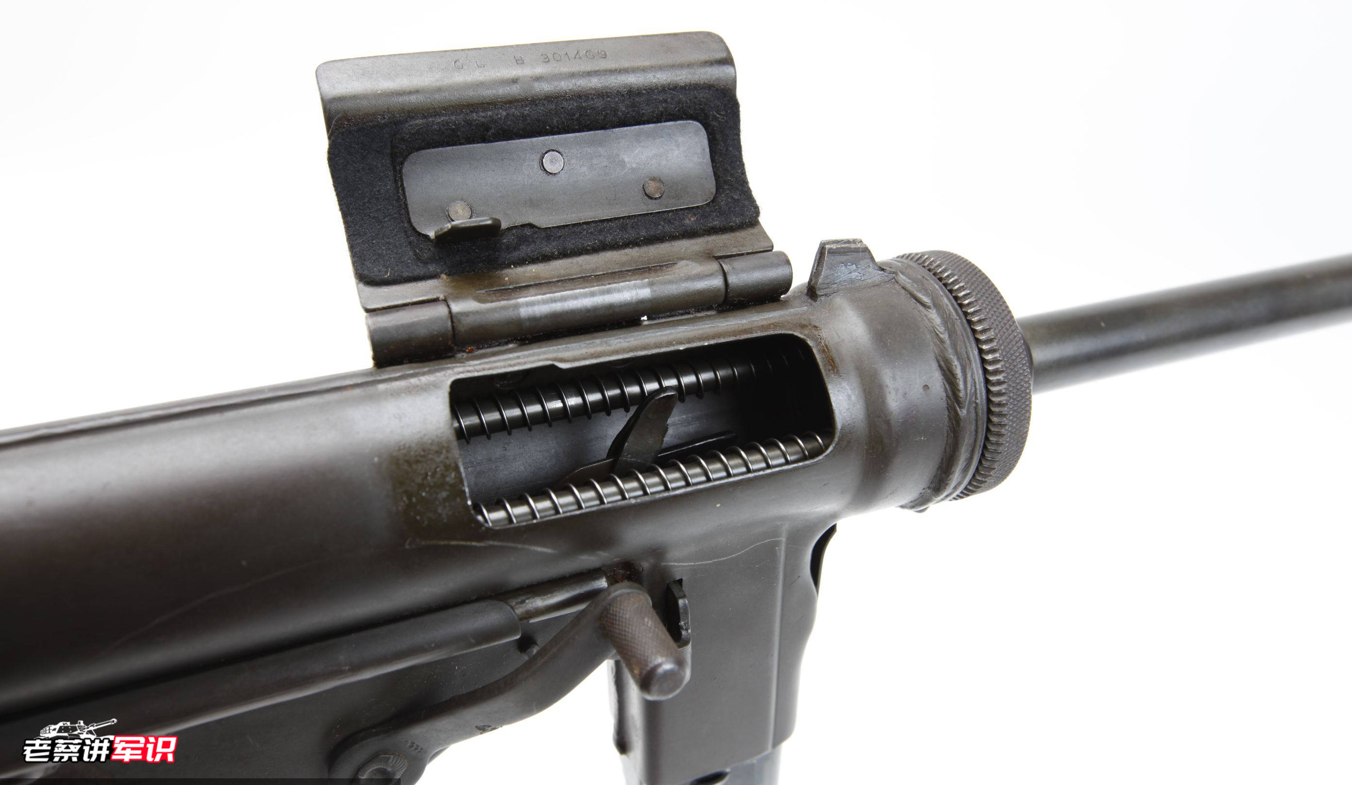 m3是一种自由枪机原理运作的开膛待击式风冷冲锋枪,只能在向上打开