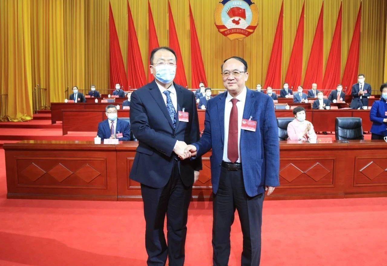 区委书记董鸣镝向新当选的政协主席罗晓瑞表示祝贺.