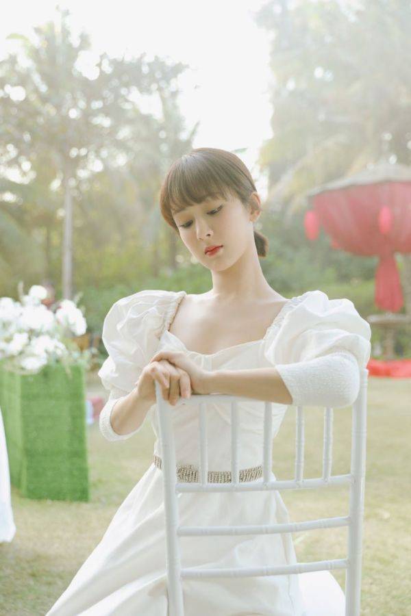 杨紫穿校服照曝光,却被脚上的鞋子抢镜,对学生的尊重!