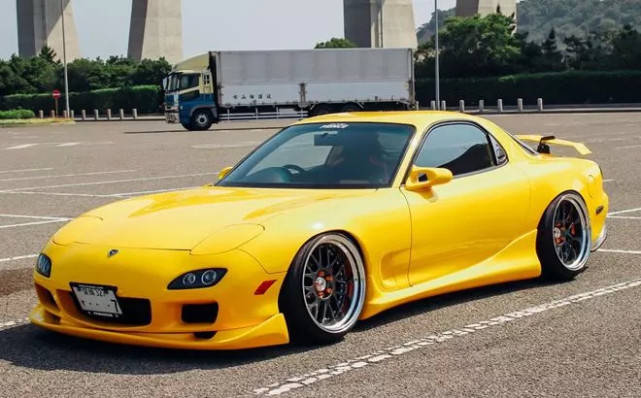 在wrc赛场上,马自达rx-7就曾有不算成功的征战史……赛车漫画《头文字