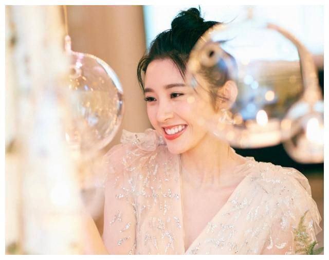 唐艺昕迎来33岁生日,更博晒美照庆生,价格3000 的蛋糕