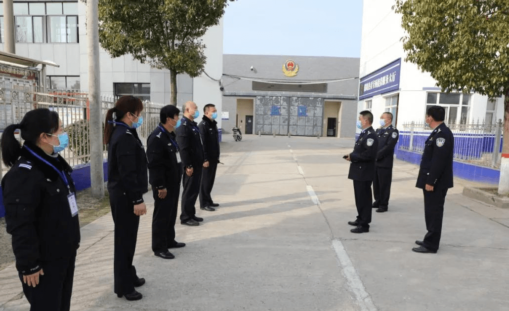 在看守所何晓伟局长首先代表局党委向全体巡特警队员致以新年的祝福.