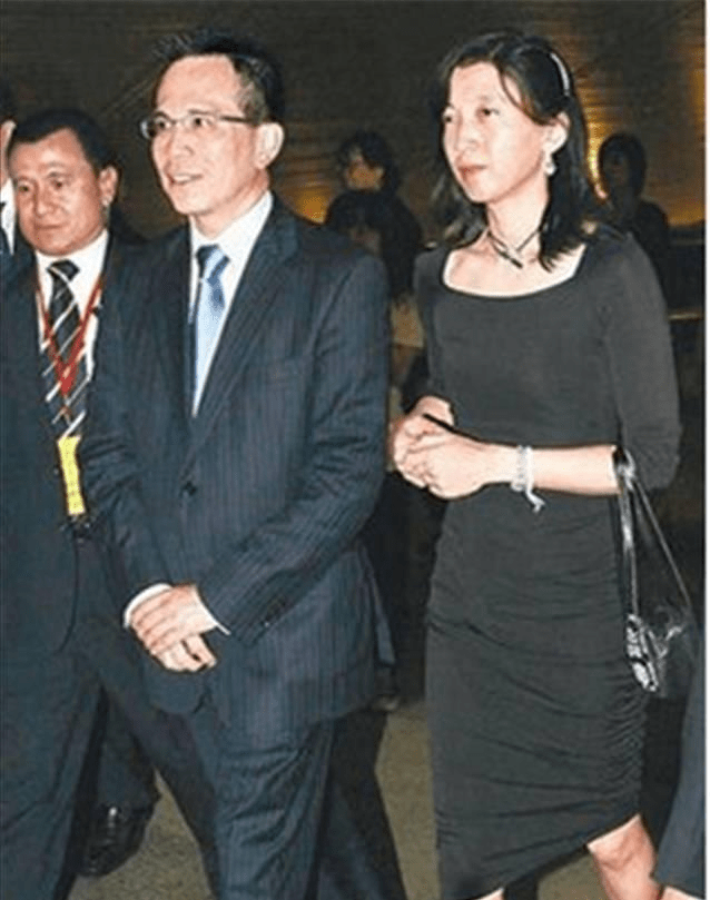 风水师说,王俪桥这个名字不仅可以生下长孙,还有旺于李泽钜的事业,王