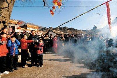 这是在村里的空地上,会集中放炮,那声音震耳欲聋,但是大家都很兴奋.