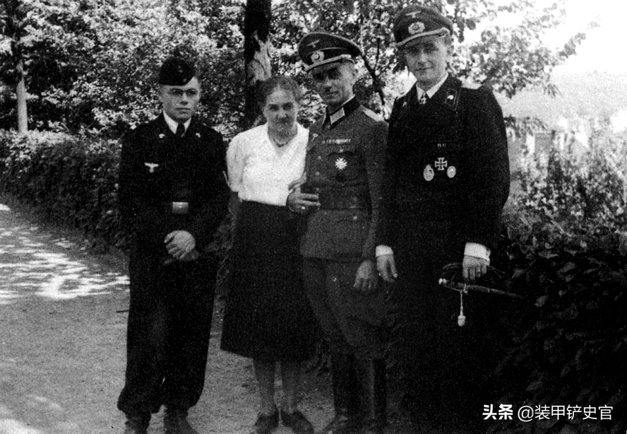 1944年卡里乌斯(右一)回家度假期间的全家福,从左到右依次是他的