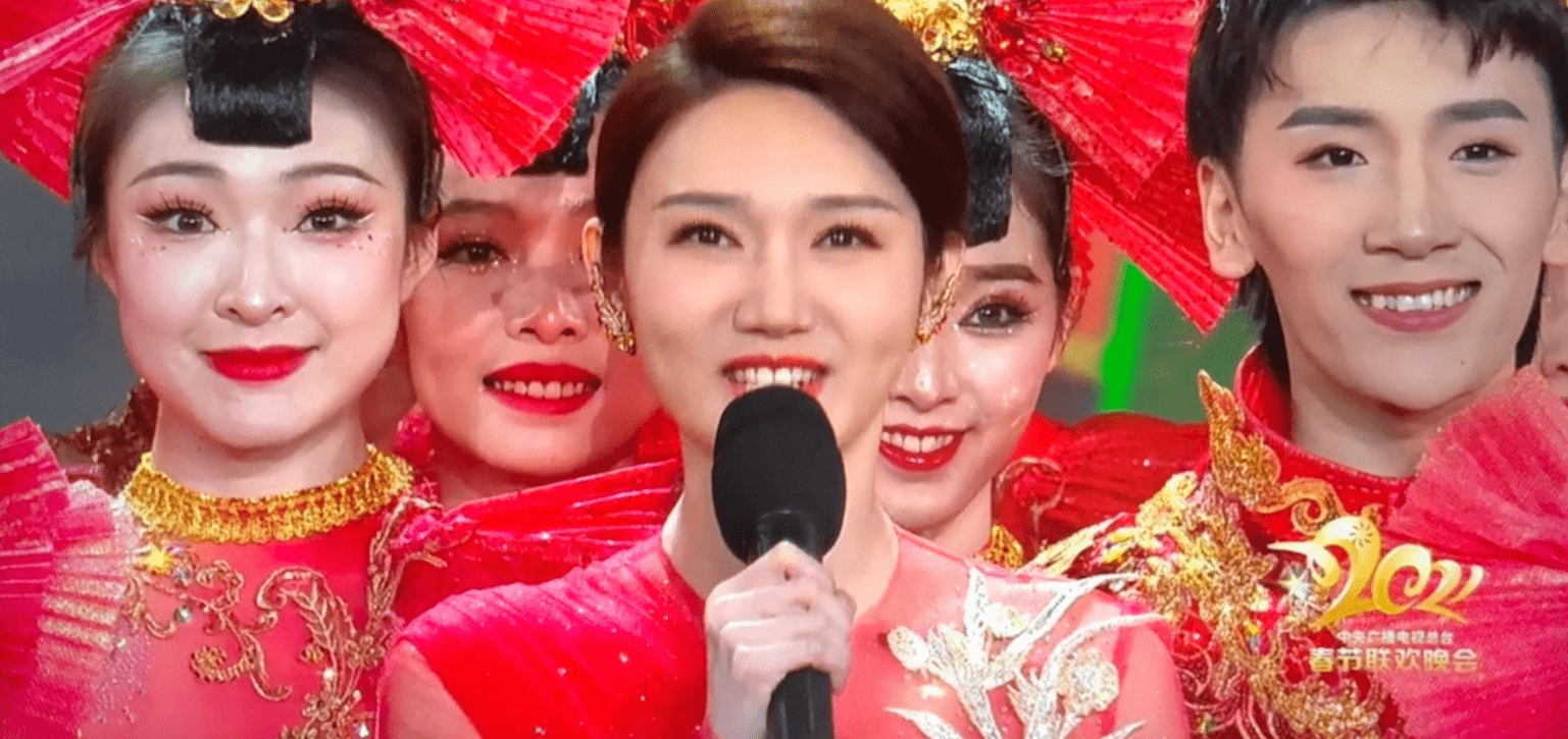 央视春晚李思思龙洋抢镜网友在线蹲守口红色号美女才hold得住