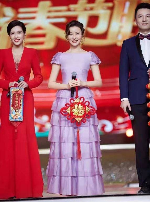柯蓝身穿16年前礼服主持卫视春晚身材皮肤保养的都太好了吧