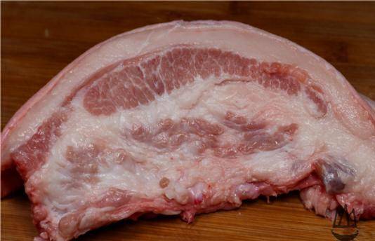 买猪肉时,要留意这2个问题肉,肉摊老板:这个才是好的优质猪肉