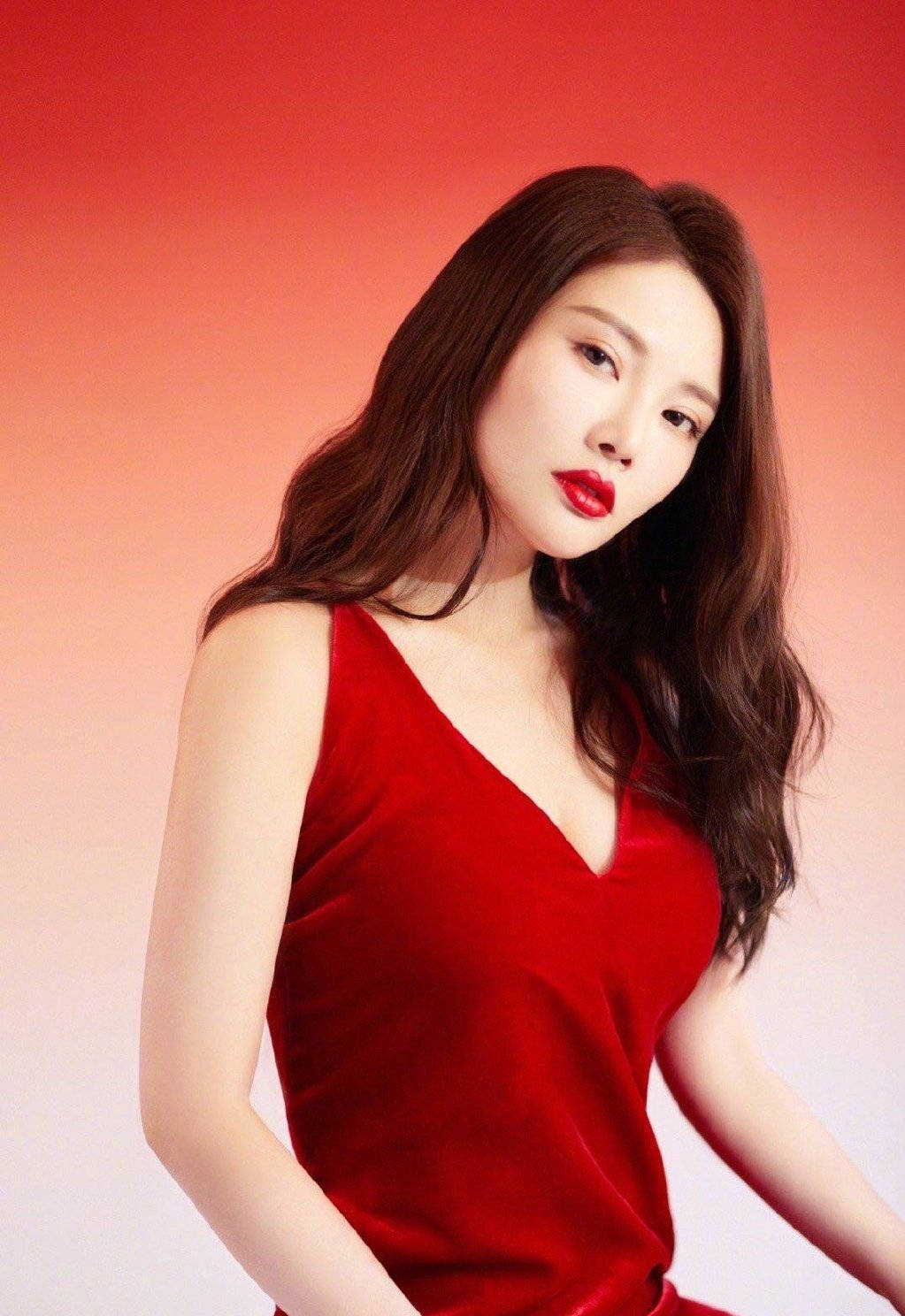 徐冬冬穿性感深v红裙妩媚 大秀玲珑身材曲线超迷人