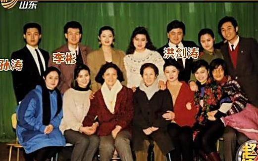 原创春晚红人孙涛,火了25年没绯闻?看看他背后的妻子是谁就明白了