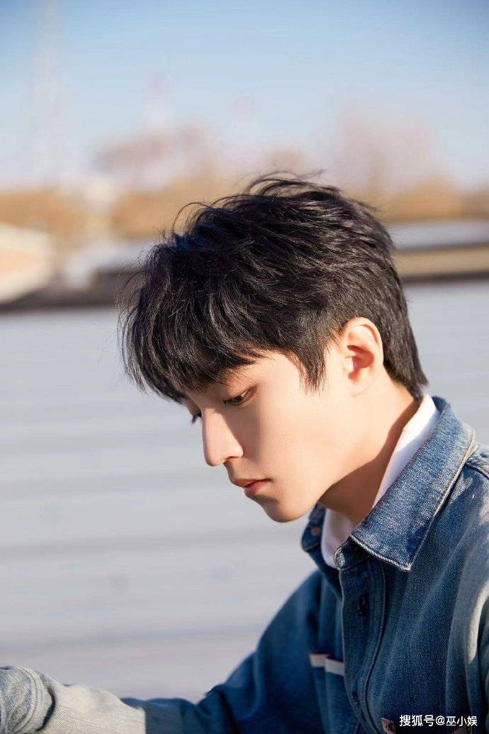 身穿蓝色牛仔连体衣,清爽干净,传来春日微风～是帅气阳光的大男孩