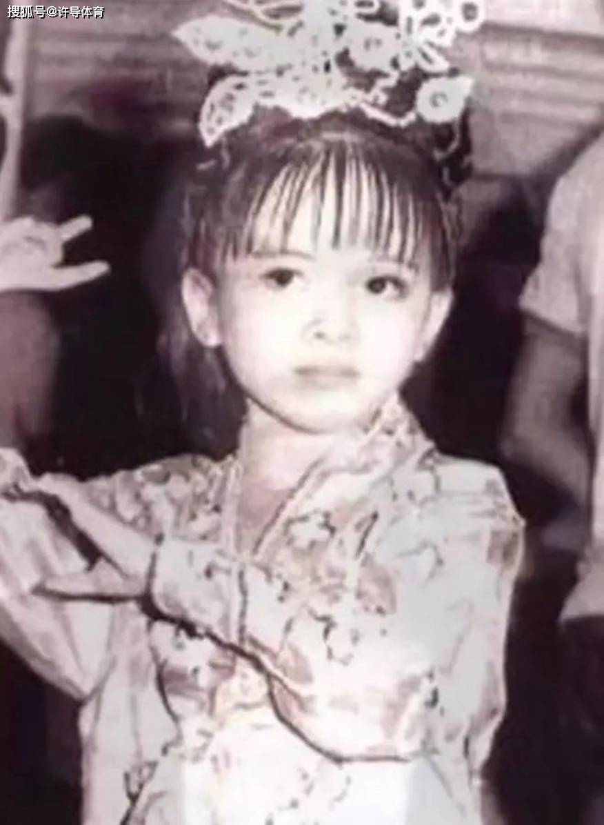 果然,和梅艳芳本人的潇洒独立的个性一样,她从小的扮相就十分不拘一格