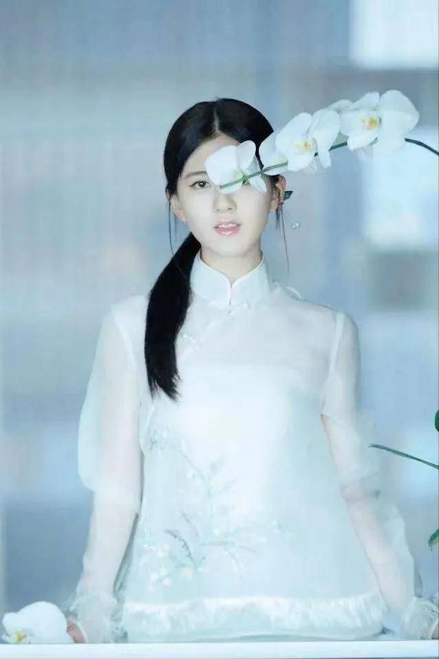 赵露思看似"仙女下凡",穿蓝色薄纱旗袍, 网友:被美到了!