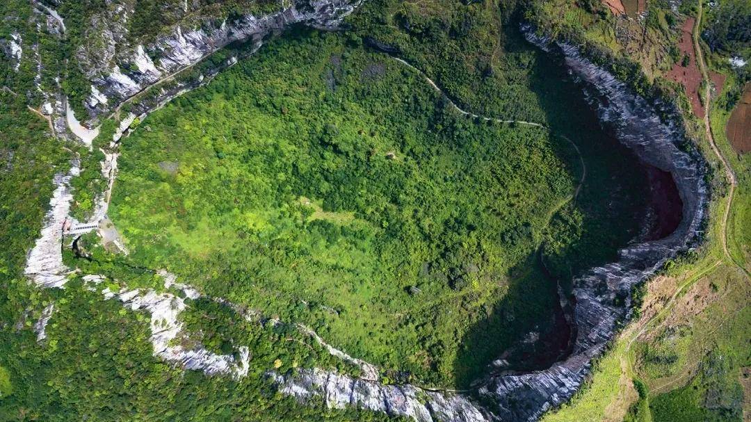 石海景区荟萃了地球所有喀斯特地质景观,"一绝地表石海","二绝天坑","