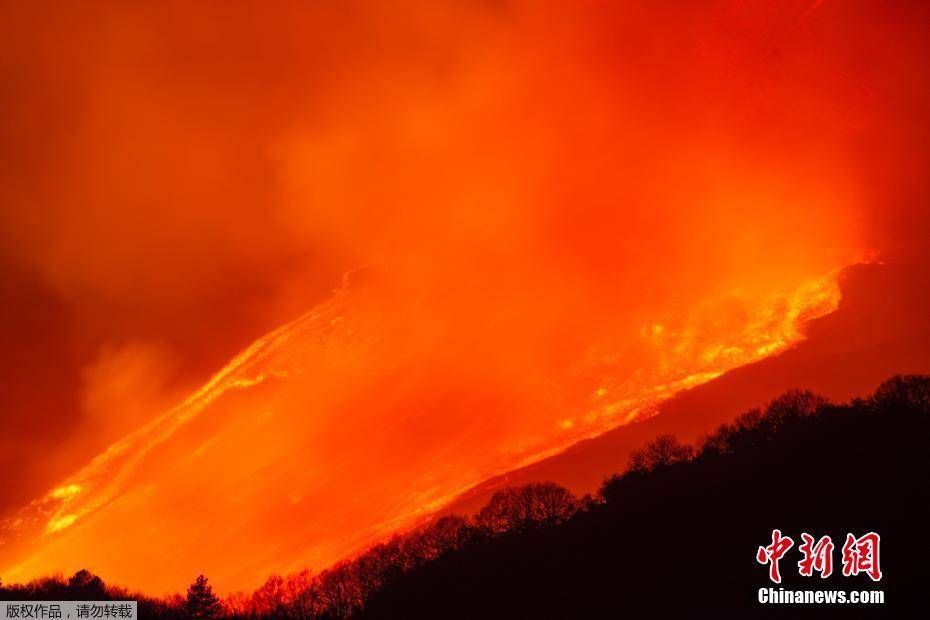 意大利埃特纳火山发生强烈喷发 夜空一片"火海"