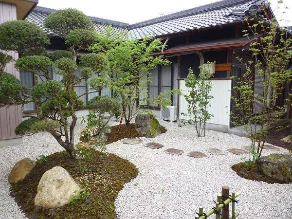 在传统的日式风格的庭院中,铺地材料通常选用不规则的鹅卵石和河石