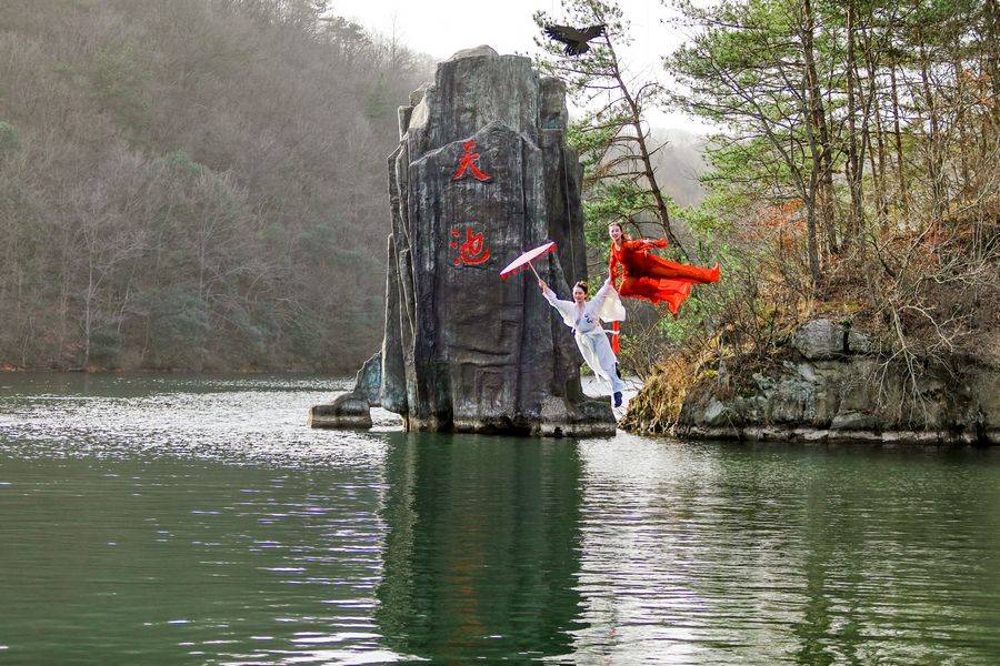 蓝天碧水间如仙女般瑶池戏水 黄陂木兰"天池飞仙"