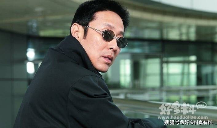 陈道明在剧中出演青年企业家聂明宇,作为副市长的儿子,聂明宇嚣张至极
